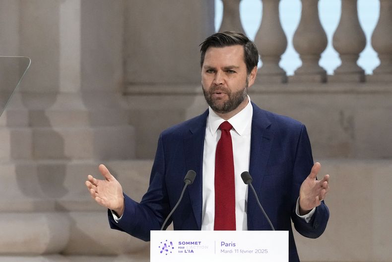 El vicepresidente de Estados Unidos, JD Vance, ofrece un discurso en el Gran Palacio durante una cumbre de Inteligencia Artificial en París, el martes 11 de febrero de 2025. (AP Foto/Michel Euler)