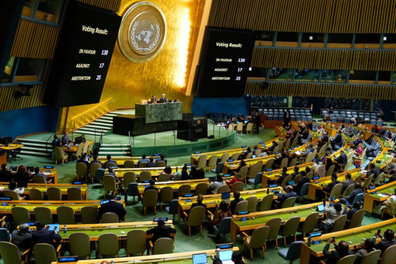 La Asamblea General de la ONU al votar a favor de condenar el embargo estadounidense a Cuba, el 28 de octubre del 2026. (AP foto/Seth Wenig)