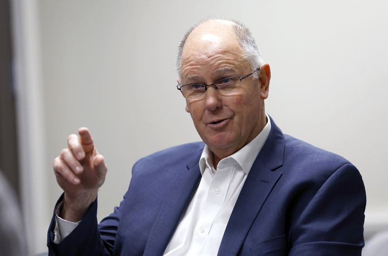 ARCHIVO - El director ejecutivo de la WTA Steve Simon durante una entrevista en las Finales de la WTA, el 1 de noviembre de 2022, en Fort Worth, Texas. (AP Foto/Tim Heitman)