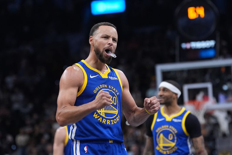 Stephen Curry, de los Warriors de Golden State, festeja luego de convertir un tiro libre ante los Spurs de San Antonio, el viernes 14 de noviembre de 2025 (AP Foto/Eric Gay)