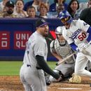 Mookie Betts, derecha, de los Dodgers de Los Ángeles, batea un sencillo productor mientras Antonio Senzatela, izquierda, de los Rockies de Colorado, reacciona durante la octava entrada del juego de béisol de Grandes Ligas, el miércoles 8 de julio de 2026, en Los Ángeles. (AP Foto/Mark J. Terrill)