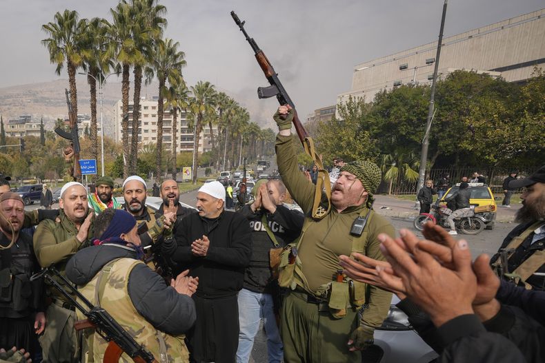 Combatientes opositores en Damasco el 8 de diciembre del 2024. (AP foto/Hussein Malla)