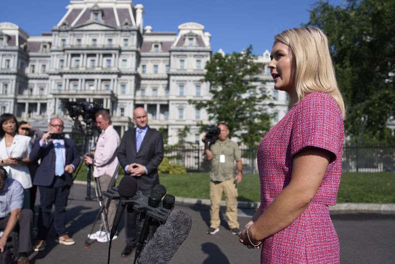La secretaria de prensa de la Casa Blanca, Karoline Leavitt, habla con reporteros el lunes 23 de junio de 2025, en la Casa Blanca en Washington. (AP Foto/Evan Vucci)