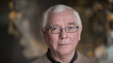 El director Terence Davies posa para un retrato en el Festival de Cine Berlinale en 2016 en Berlín, el domingo 14 de febrero de 2016. (AP Foto/Axel Schmidt, Archivo)