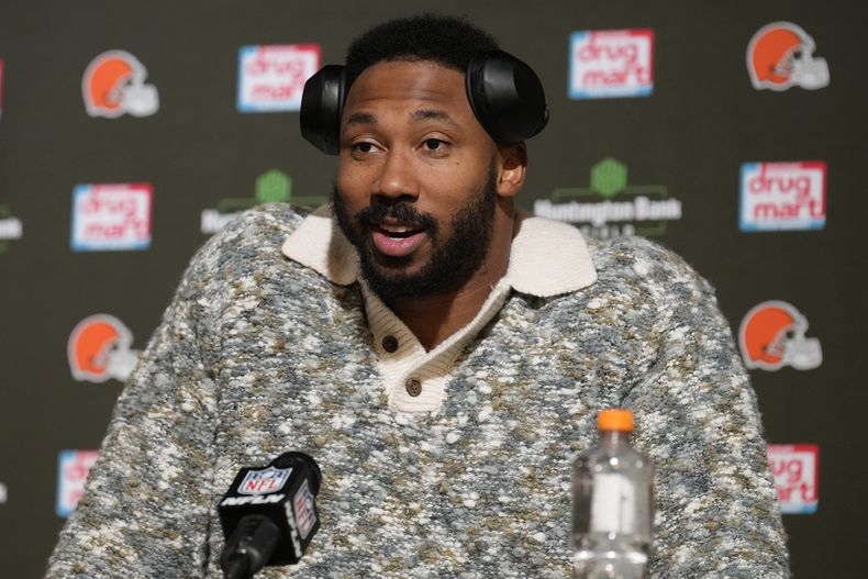 ARCHIVO - El defensive end end Myles Garrett de los Browns de Cleveland durante una rueda de prensa tras el partido contra los Dolphins de Miami, el 29 de diciembre de 2024, en Cleveland. (AP Foto/Sue Ogrocki)