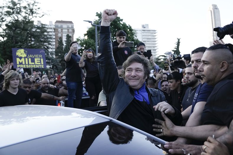 Javier Milei, candidato de la coalición La Libertad Avanza, saluda a sus seguidores durante un acto de campaña en Rosario, Argentina, el 14 de noviembre de 2023. Milei se enfrentará al candidato del partido gobernante, el ministro de Economía Sergio Massa, en un balotaje el 19 de noviembre. (AP Photo/Rodrigo Abd)