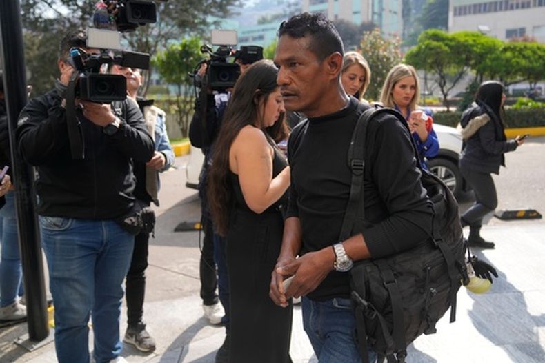 Manuel López, familiar del soldado Antonio López, que viajaba en un avión de carga que se estrelló poco después de despegar el día anterior en Puerto Leguizamo, llega al hospital militar donde está siendo tratado en Bogotá, Colombia, el martes 24 de marzo de 2026. (AP Foto/Fernando Vergara)