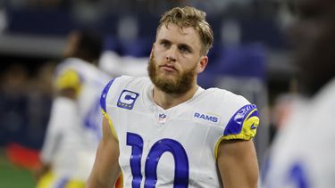 ARCHIVO - Cooper Kupp (10), receptor de los Rams de Los Ángeles, camina en la banca durante un partido de la NFL el domingo 29 de noviembre de 2023, en Arlington, Texas. (AP Foto/Michael Ainsworth, Archivo)