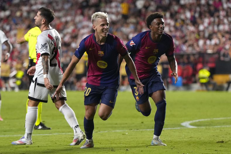 Dani Olmo del Barcelona celebra tras anotar el segundo gol de su equipo ante el Rayo Vallecano en la liga española el martes 27 de agosto del 2024. (AP Foto/Manu Fernandez)