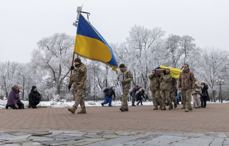 Funeral del actor de teatro de música y drama Petro Velykiy, de 48 años, quien murió en una batalla con las tropas rusas en la región rusa de Kursk, en Chernyhiv, Ucrania, el miércoles 27 de noviembre de 2024. (AP Foto/Dan Bashakov)