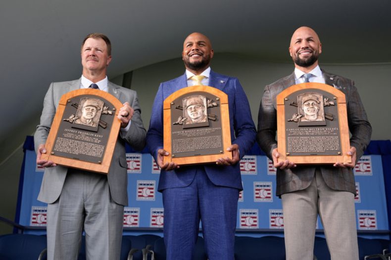Jeff Kent, Andruw Jones y Carlos Beltran, los nuevos integrantes del Salón de la Fama del Béisbol posan con sus fotos durante la ceremonia de inducción en Cooperstown el domingo 26 de julio del 2026. (AP Foto/Seth Wenig)
