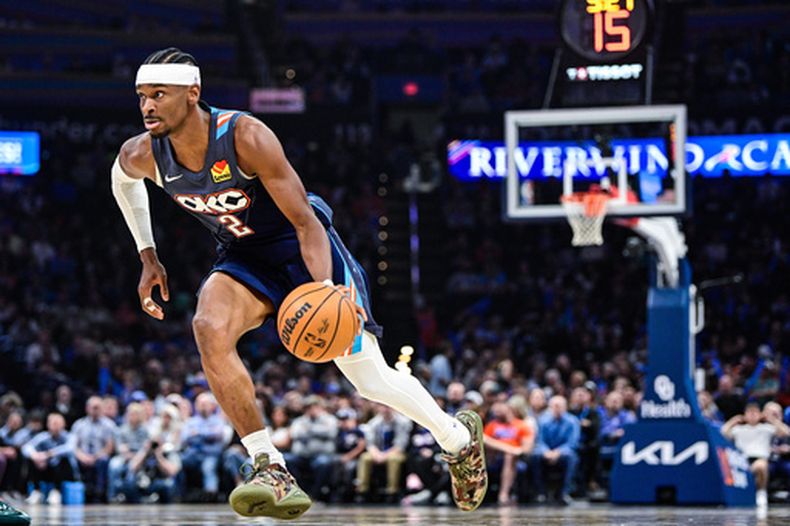 Shai Gilgeous-Alexander, base del Thunder de Oklahoma City, avanza con el balón durante el encuentro ante los Bulls de Chicago, el viernes 27 de marzo de 2026 (AP Foto/Gerald Leong)