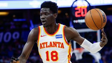 ARCHIVO - Mouhamed Gueye (18), alero de los Hawks de Atlanta, lleva el balón frente al Magic de Orlando durante la primera mitad del juego de baloncesto de la NBA, el miércoles 1 de abril de 2026, en Orlando, Florida. (AP Foto/Kevin Kolczynski, Archivo)