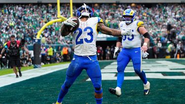 El corredor de los Rams de Los Ángeles Kyren Williams celebran tras anotar un touchdown ante los Eagles de Filadelfia el domingo 4 de octubre del 2026. (AP Foto/Chris Szagola)