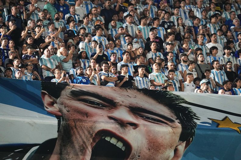 Hinchas argentinos alientan durante el partido amistoso entre Argentina y Zambia con una pancarta de la leyenda argentina Diego Maradona, el 31 de marzo de 2026, en Buenos Aires. (AP Foto/Rodrigo Abd)