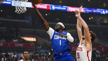 Clippers se imponen 95-93 a Rockets en un duelo ajustado