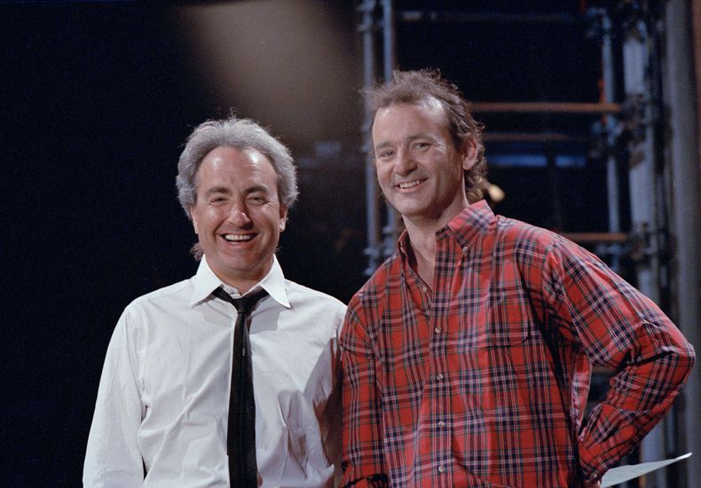 ARCHIVO - El presentador de Saturday Night Live, Bill Murray, ex miembro del elenco, con el productor Lorne Michaels, a la izquierda, durante los ensayos el 19 de marzo de 1987 en Nueva York. (Foto AP/G. Paul Burnett, archivo)