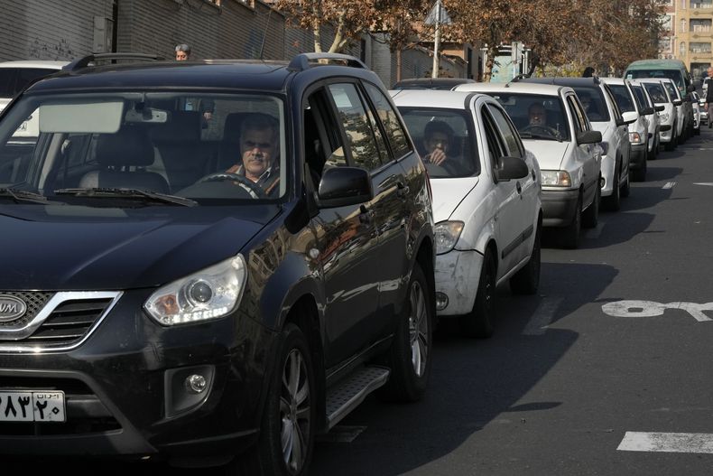 Autos hacen fila en una gasolinera en Teherán, Iran, el lunes 18 de diciembre de 2023. (AP Foto/Vahid Salemi)