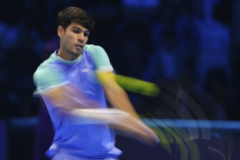 Carlos Alcaraz devuelve durante el partido contra Casper Ruud en las Finales de la ATP, el lunes 11 de noviembre de 2024, en Turín. (AP Foto/Antonio Calanni)