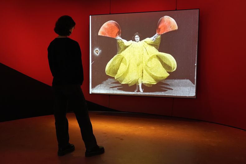 El corto de 1894 The Serpentine Dance, uno de los primeros filmes en usar color, se muestra como parte de la exposición Color in Motion: Chromatic Explorations of Cinema (Color en Movimiento: Exploraciones Cromáticas del Cine) en el Museo de la Academia el martes 29 de octubre de 2024 en Los Angeles..(Foto AP/Chris Pizzello)