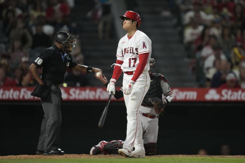 El bateador designado de los Angelinos de Los Ángeles, Shohei Ohtani reaccionoa luego de un strike durante la octava entrada del juego ante los Diamondbacks de Arizona, en Anaheim. Viernes 30 de junio de 2023. (AP Foto/Ashley Landis)