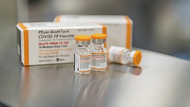 FDA avala dosis pediátricas de vacuna de Pfizer contra COVID