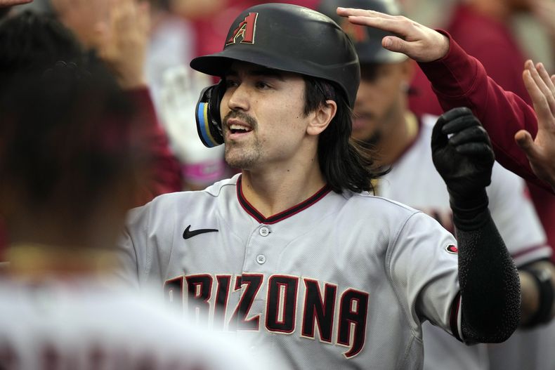 Corbin Carroll, de los Diamondbacks de Arizona, festeja en la cueva luego de conseguir un grand slam en el encuentro del viernes 9 de junio de 2023 ante los Tigres de Detroit (AP Foto/Carlos Osorio)