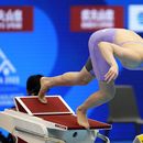 La china Zhang Yufei compite en la final de los 100 metros mariposa del Mundial de natación en Fukuoka, Japón, el lunes 24 de julio de 2023. (AP Foto/Lee Jin-man)