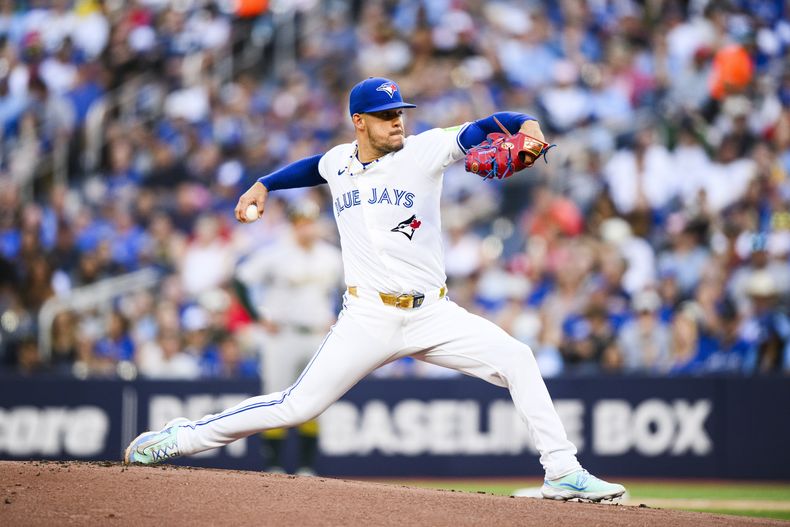 José Berríos, abridor de los Azulejos de Toronto, lanza en contra de los Atléticos de Oakland durante la primera entrada del juego de béisbol en Toronto, el viernes 9 de agosto de 2024. (Christopher Katsarov/The Canadian Press vía AP)