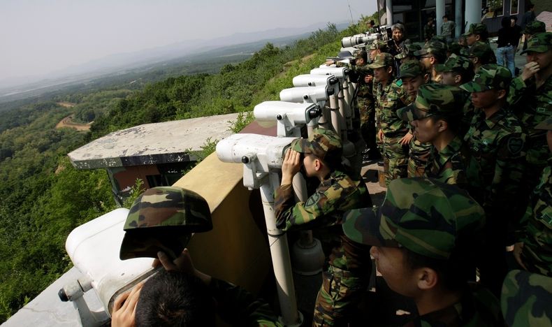 Soldados surcoreanos vigilan la actividad en Corea del Norte en la Zona Desmilitarizada el 27 de mayo de 2009. (AP Foto/Lee Jin-man)
