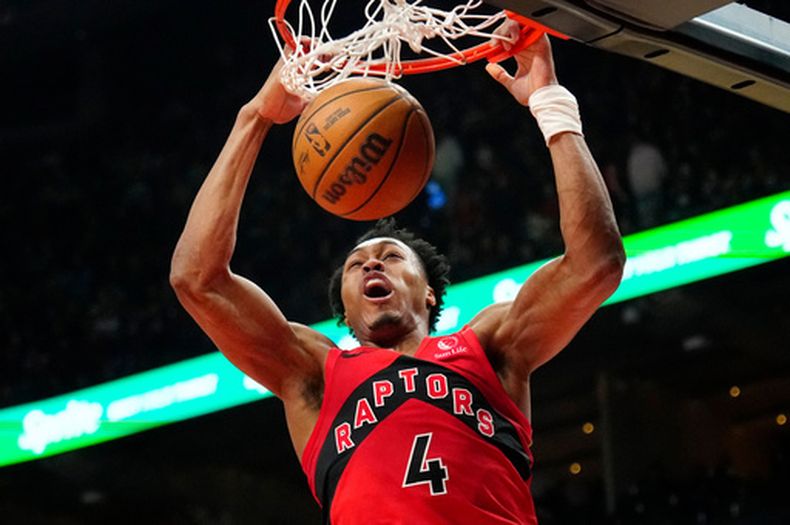 Scottie Barnes (4), alero de los Raptors de Toronto, clava el balón durante la acción de la primera mitad de un juego de baloncesto de la NBA contra los Nets de Brooklyn, en Toronto, el domingo 12 de abril de 2026. (Frank Gunn/The Canadian Press vía AP)