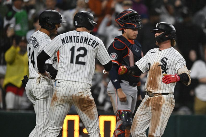 chase Meidroth, derecha, celebra con sus compañeros Colson Montgomery (12) y Braden Montgonmery (24) después de batear un cuadrangular de dos carreras en la quinta entrada del juego de béisbol de Grandes Ligas contra los Tigres de Detroit, el domingo 20 de septiembre de 2026, en Chicago. (AP Foto/Paul Beaty)