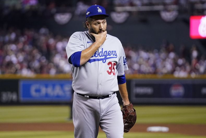 El abridor de los Dodgers de Los Ángeles Lance Lynn sale del terreno luego de la 2da entrada en el Juego 3 de la Serie Divisional de la Liga Nacional ante los Diamondbacks de Arizona, el miércoles 11 de octubre de 2023, en Phoenix. (AP Foto/Ross D. Franklin)
