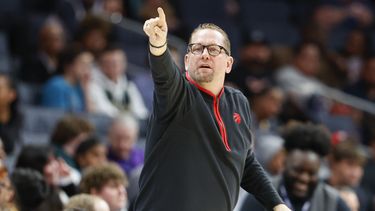 ARCHIVO - Foto del domingo 2 de abril del 2023, el entrenador de los Raptors de Toronto Nick Nurse dirige en el encuentro ante los Hornets de Charlotte. El lunes 29 de mayo del 2023, de acuerdo con una persona que tiene conocimiento, los 76ers contrataron a Nick Nurse como entrenador. (AP Foto/Nell Redmond, Archivo)
