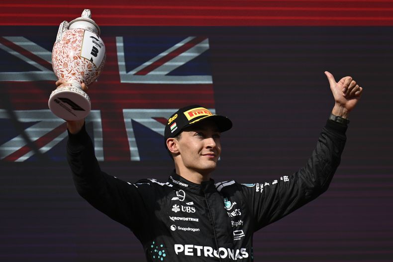 El piloto de Mercedes George Russell celebra su tercer lugar en el Gran Premio de Hungría, el domingo 3 de agosto de 2025. (AP Foto/Denes Erdos)