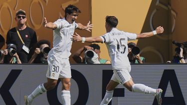 Gonzalo García (izquierda) y Arda Guler celebran tras el gol de García para el Real Madrid ante Borussia Dortmund en los cuartos de final del Mundial de Clubes, el sábado 5 de julio de 2025, en East Rutherford, Nueva Jersey. (AP Foto/Frank Franklin II)