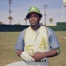 ARCHIVO - En esta foto de 1976, el lanzador zurdo Vida Blue posa con el uniforme de los Atléticos de Oakland. (AP Foto)