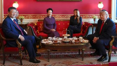 El presidente de Estados Unidos, Donald Trump, desde la derecha, y la primera dama, Melania Trump, toma el té con el presidente de China, Xi Jinping, a la izquierda, y su esposa, Peng Liyuan, en la Sala Roja de la Casa Blanca, el viernes 25 de septiembre de 2026, en Washington. (AP Foto/Jacquelyn Martin)