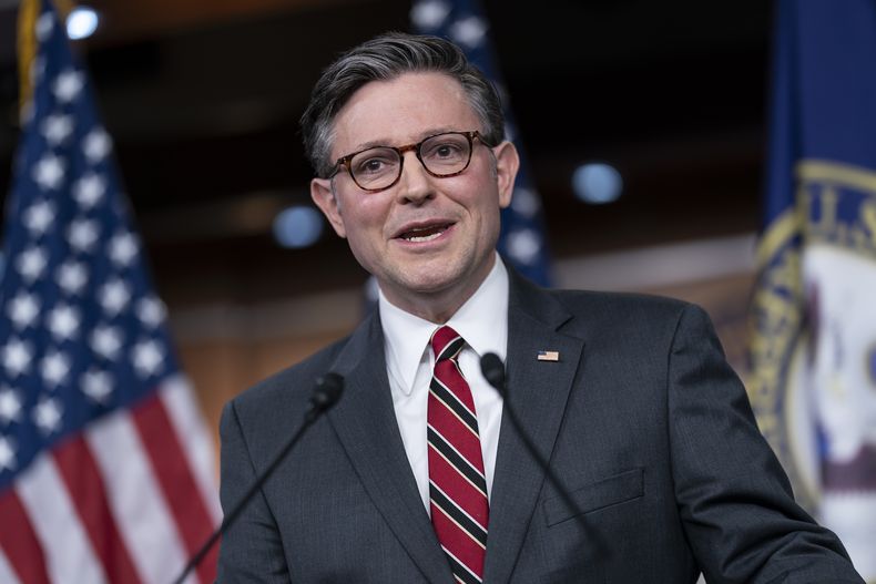 ARCHIVO - El vocero de la Cámara Mike Johnson, representante de Luisiana, se reúne con la prensa tras una reunión a puerta cerrada del Partido Republicano en el Capitolio en Washington, el 14 de febrero de 2024. (AP Foto/J. Scott Applewhite, Archivo)
