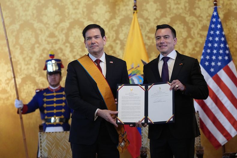 El presidente de Ecuador, Daniel Noboa, derecha, y el secretario de Estado de Estados Unidos, Marco Rubio, sostienen un documento relacionado con la Orden Nacional al Mérito, la Gran Cruz, otorgada a Rubio, quien la porta, en el palacio Carondelet, el miércoles 9 de septiembre de 2026, en Quito, Ecuador. (AP Foto/Dolores Ochoa, foto compartida)