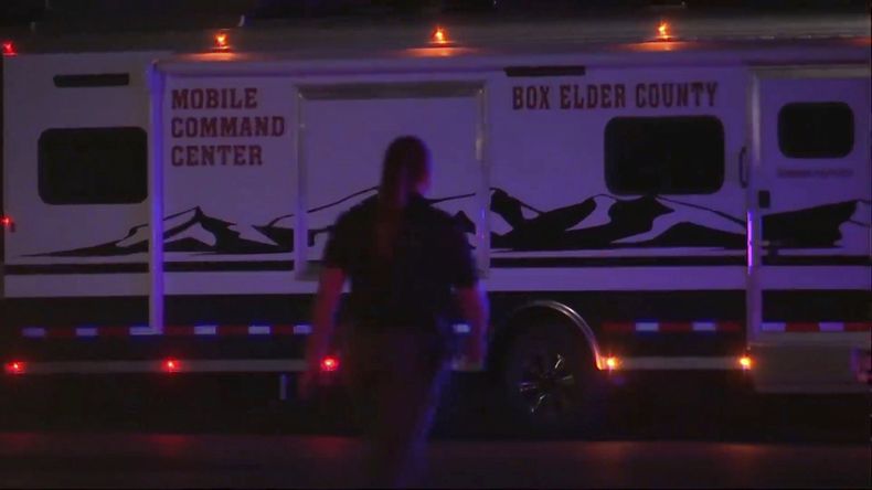 En esta imagen, tomada de un video proporcionado por KTVX, se ve a la policía en la escena de un tiroteo en Tremonton, Utah, el domingo 17 de agosto de 2025. (KTVX vía AP)