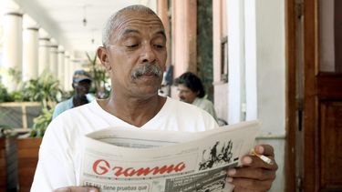 Charles Hill en La Habana en 2007 leyendo el periódico del Partido Comunista cubano.