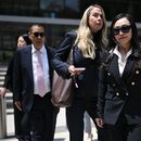 Eileen Wang, exalcaldesa de Arcadia, California, derecha, sale de un tribunal federal tras declararse culpable de actuar como agente ilegal del gobierno chino, el viernes 29 de mayo de 2026, en Los Ángeles. (AP Foto/William Liang)