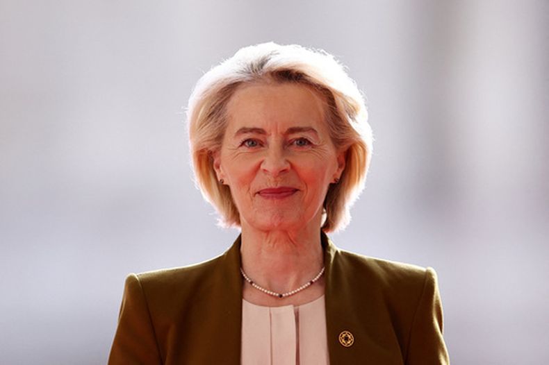 La presidenta de la Comisión Europea, Ursula von der Leyen, llega a la cumbre Internacional del Espacio en parís, el jueves 10 de septiembre de 2026. (Abdul Saboor/Pool Foto via AP)
