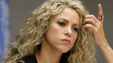 shakira pillada con un instructor de surf en pueblito de espana + fotos