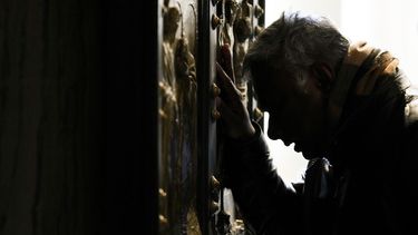 Un hombre se detiene en oración mientras atraviesa la Puerta Santa de la Basílica de San Pedro en el Vaticano, el miércoles 25 de diciembre de 2024, después de que fuera abierta por el papa Francisco en la Víspera de Navidad marcando el inicio del Jubileo Católico 2025. (AP foto/Andrew Medichini)