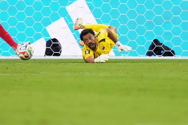 El portero de Cabo Verde, Vozinha, se lanza sobre un balón durante el partido por el Grupo H del Mundial ante Uruguay, el domingo 21 de junio de 2026, en Miami Gardens, Florida. (AP Foto/Lynne Sladky)