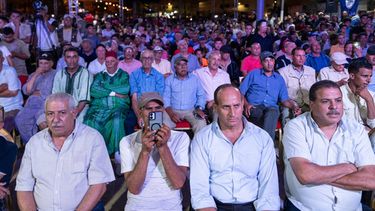 Gente asiste a un mitin del Partido de Autenticidad y Modernidad (PAM) antes de las elecciones legislativas en Benslimane, Marruecos, el domingo 20 de septiembre de 2026. (AP Foto/Mosaab Elshamy)