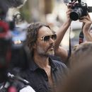 El cómico y actor Russell Brand llega al Tribunal de Magistrados de Westminster, en Londres, el 2 de mayo de 2025, para enfrentar acusaciones de violación y abusos sexuales que implican a cuatro mujeres, (AP Foto/Alberto Pezzali)