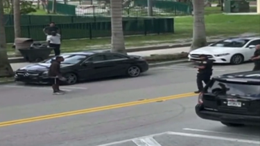 agentes de la policia de miami tuvieron que disparar varias veces sus pistolas electricas contra un hombre